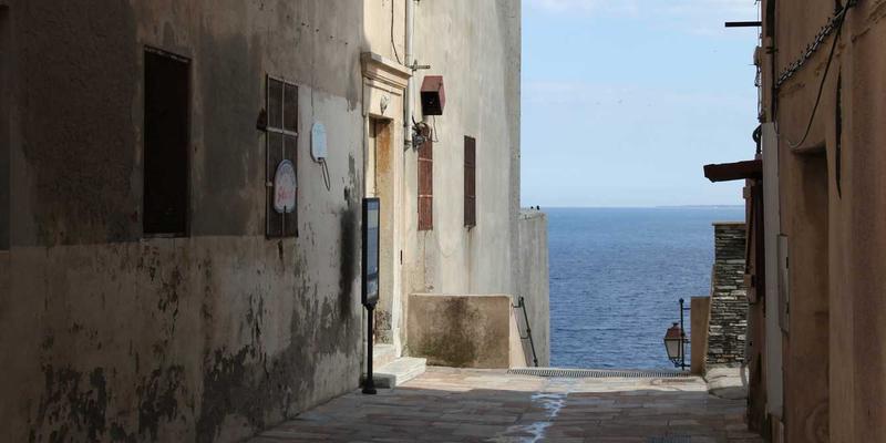 构建安全未来：零信任网络架构(ZTNA)在远程办公与混合云环境中的实施路径与系统集成